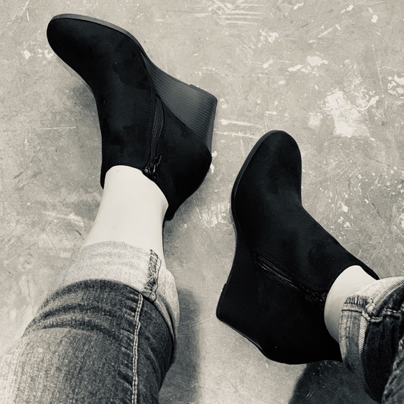 Soda ABILITY Black on Black Fx Suede Wedge Bootie - Picture 3 of 8